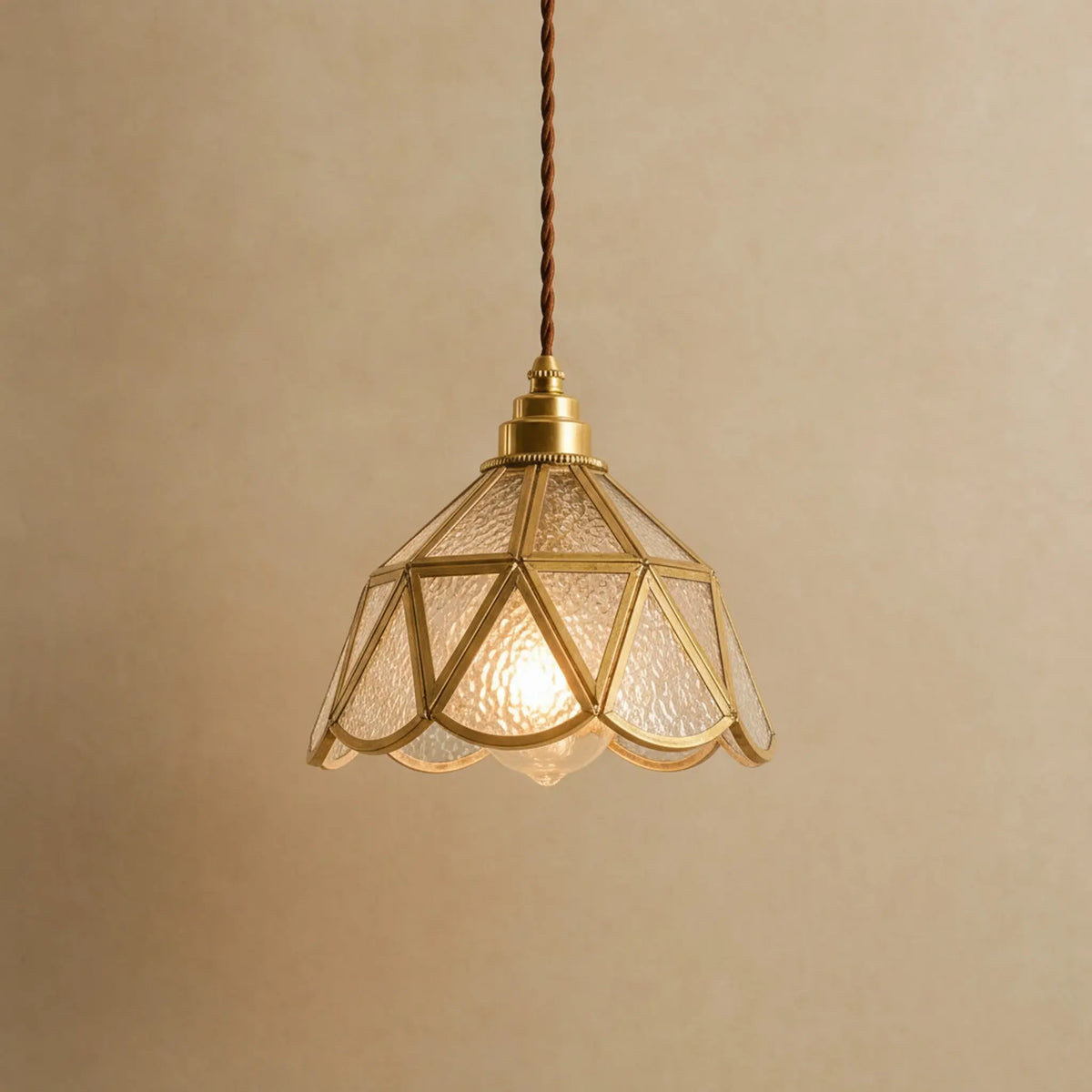 Lampe vitrail Mosaira, corolle en verre transparent texturé sertie de laiton doré