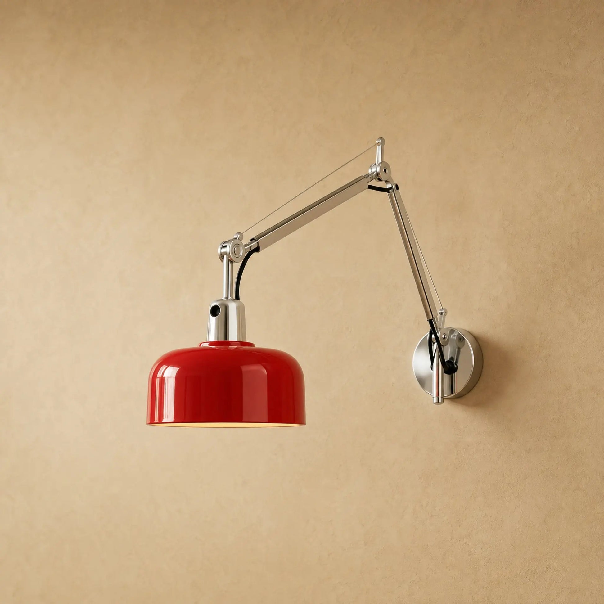 Applique murale articulée à bras long, abat-jour rouge laqué et bras chromé | Delvanie