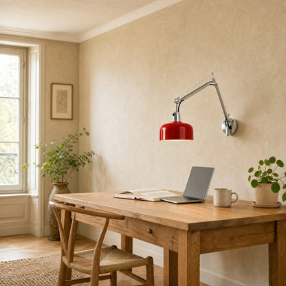 Applique murale articulée rouge déployée au-dessus d'un bureau en chêne, coin travail lumineux | Delvanie