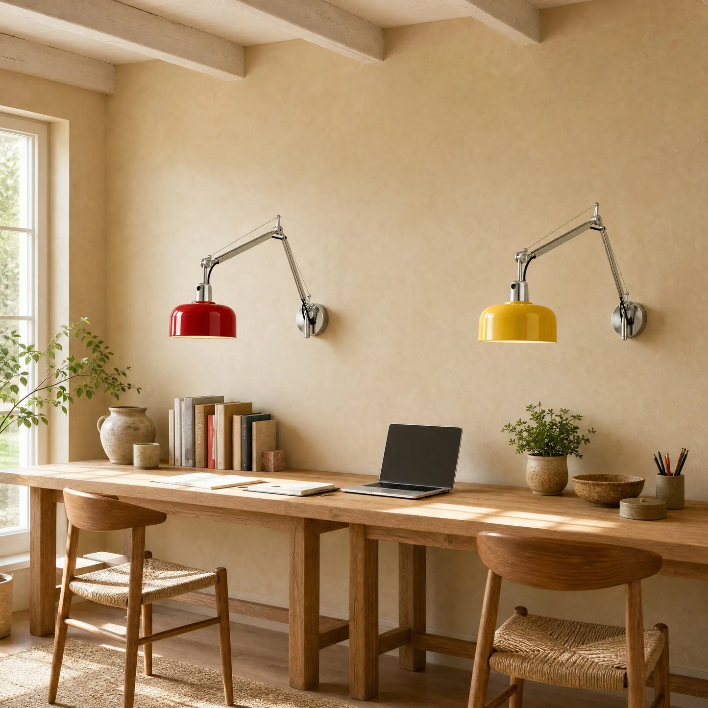 Deux appliques murales articulées, rouge et jaune, alignées au-dessus d'un long bureau partagé | Delvanie