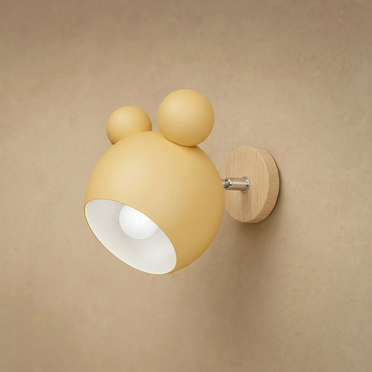 Applique murale Nemuria jaune doux, globe laqué mat et platine en bois clair | Delvanie