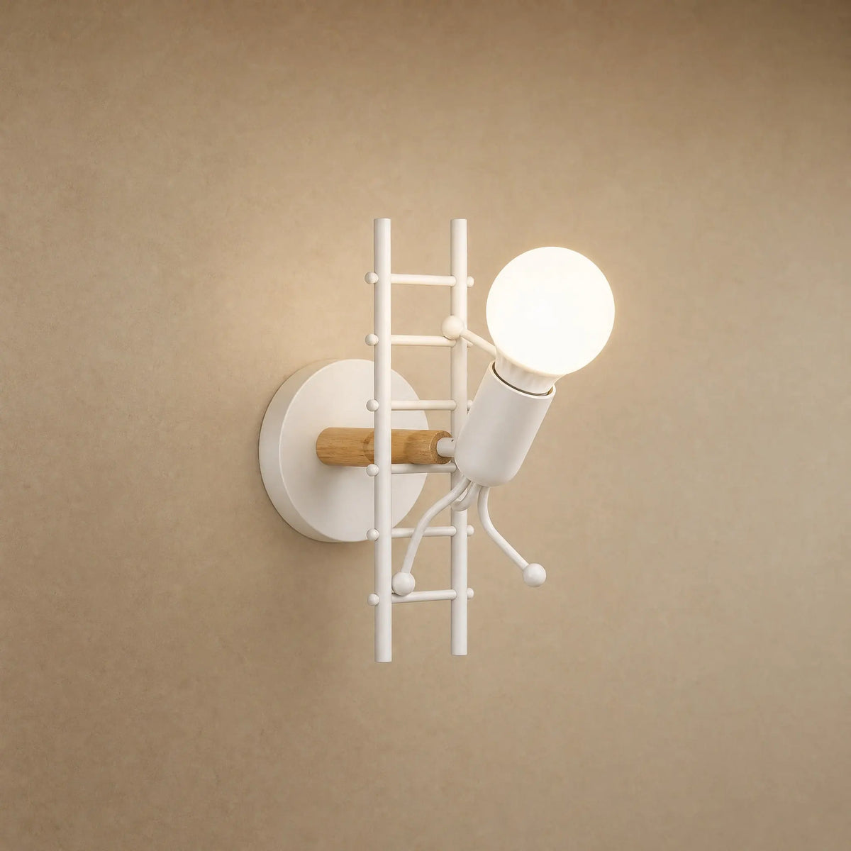 Applique murale blanche Divaro, petit grimpeur sur son echelle en fer laque et bois clair