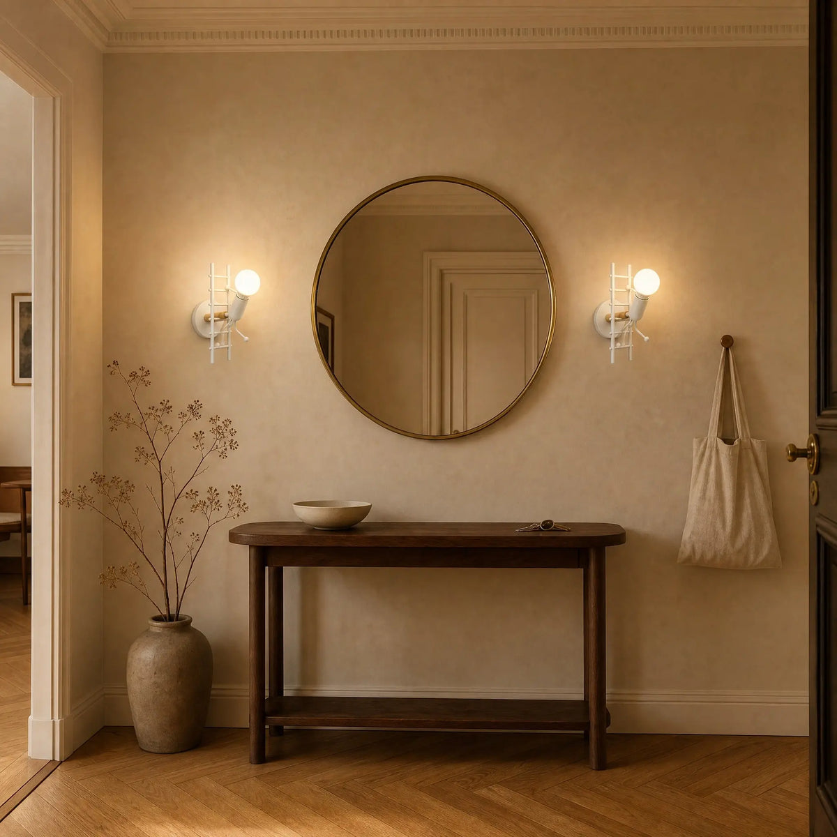 Deux appliques murales blanches Divaro allumees de part et d autre d un miroir rond dans une entree