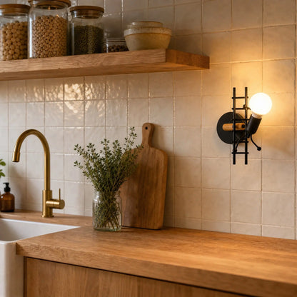 Applique murale noire Divaro allumee sur une credence en zellige dans une cuisine ouverte