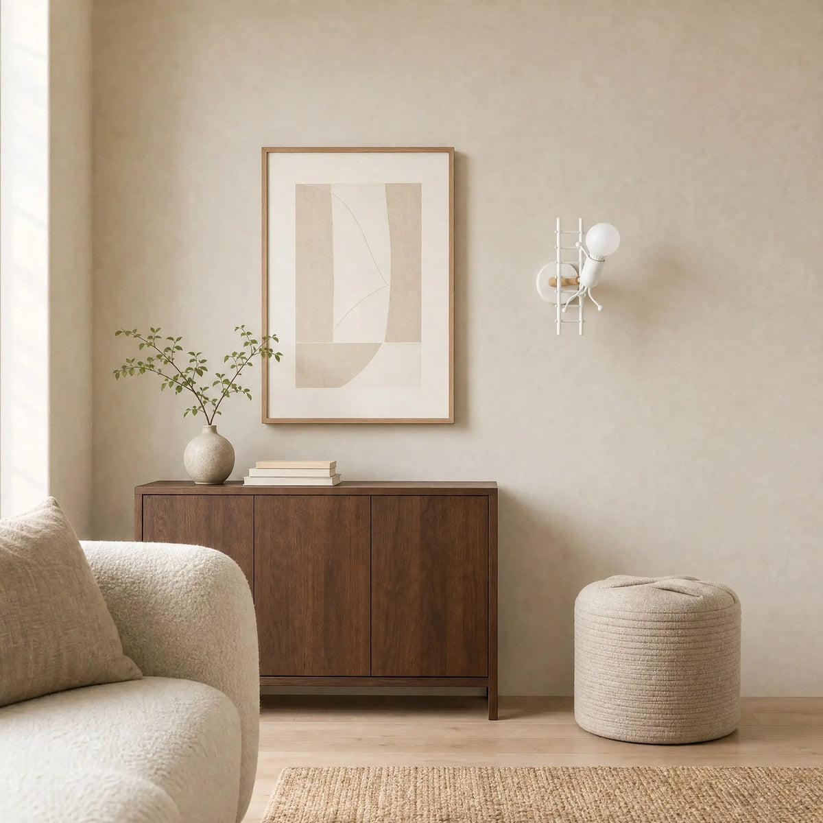 Applique murale blanche Divaro dans un salon japandi lumineux au dessus d une console en noyer