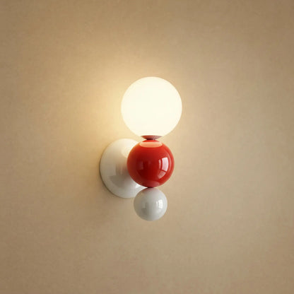 Applique murale boule rouge et blanche, grappe de billes laquées et globe opale