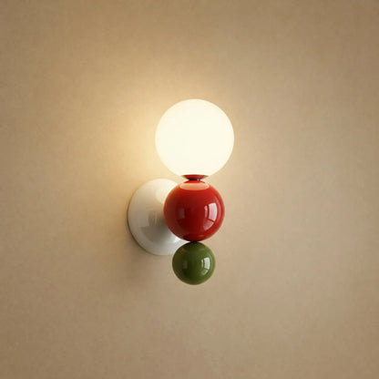 Applique murale boule rouge et verte, grappe de billes laquées et globe opale