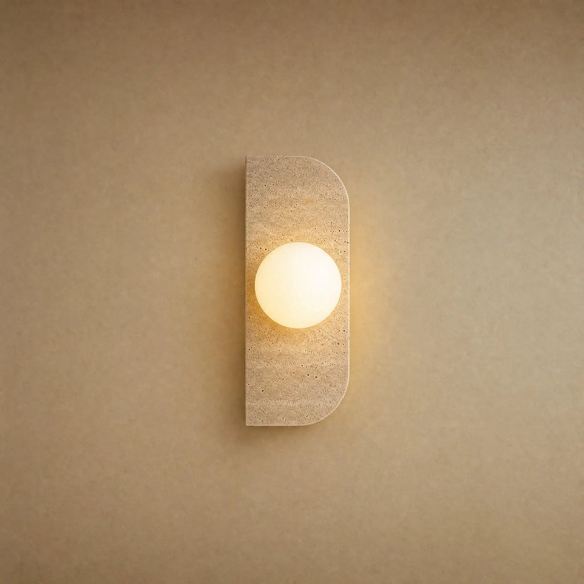 Applique murale globe en travertin naturel, une sphère de verre opalin, modèle Barre 1 Globe