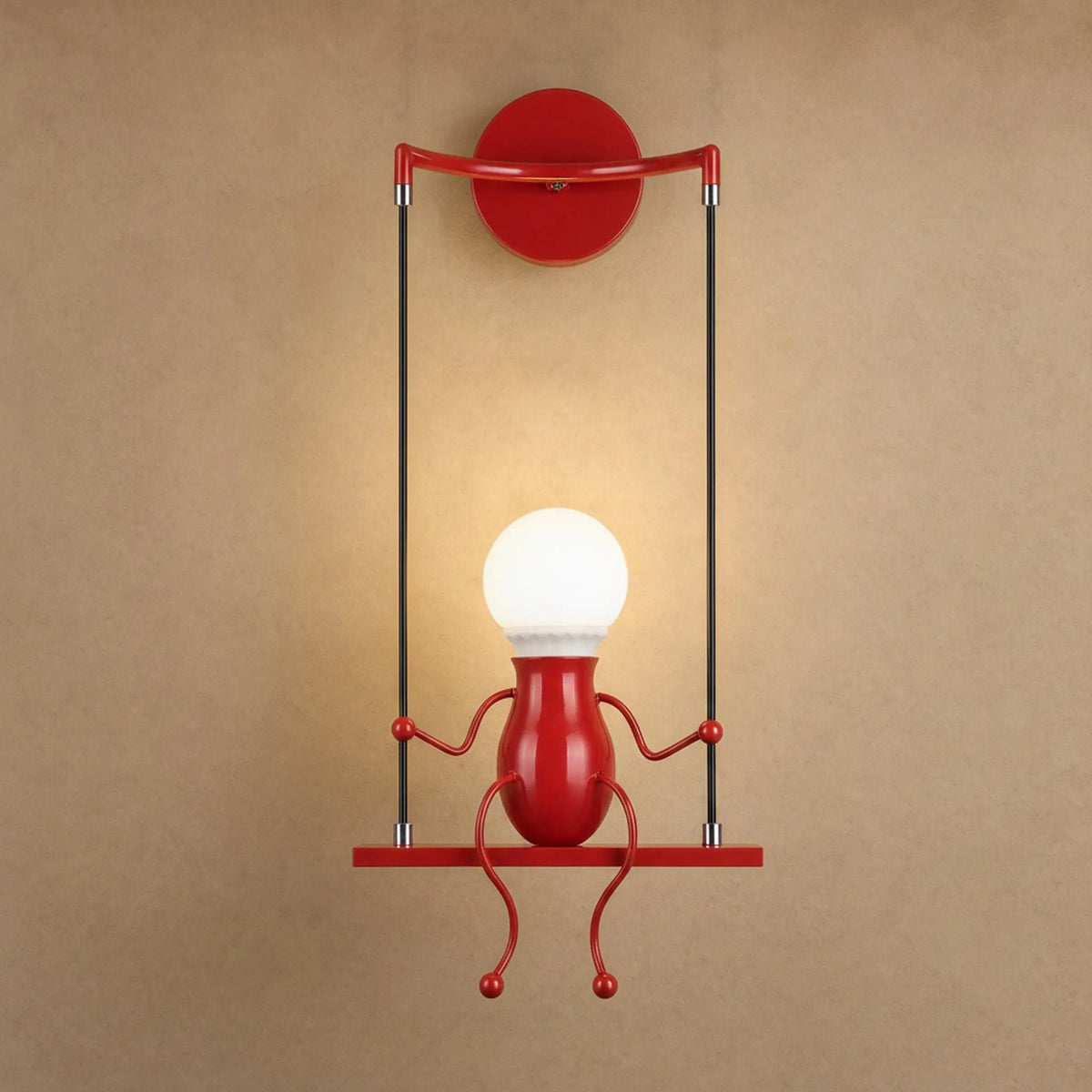 Applique murale rouge Girotta, un personnage sur sa balançoire