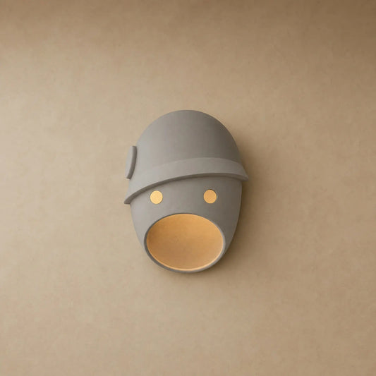 Applique murale originale Sarnoa, visage sculpté en résine mate grise, modèle Casque | Delvanie