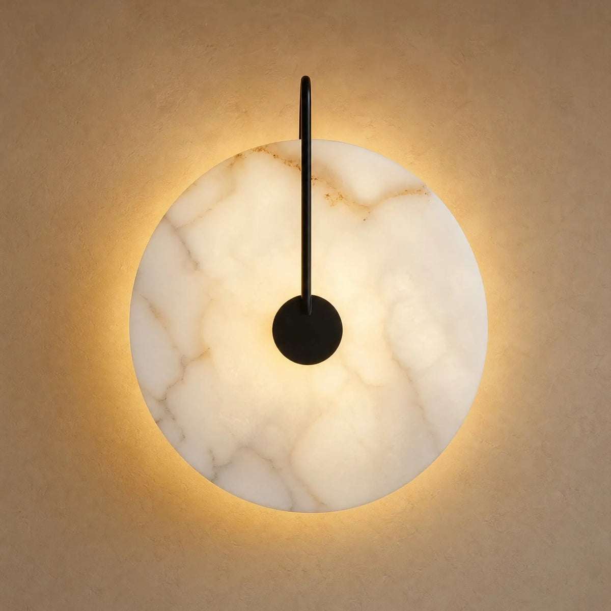 Applique murale salon en marbre naturel, disque Ø 25 cm sur crosse noire, allumée | Delvanie