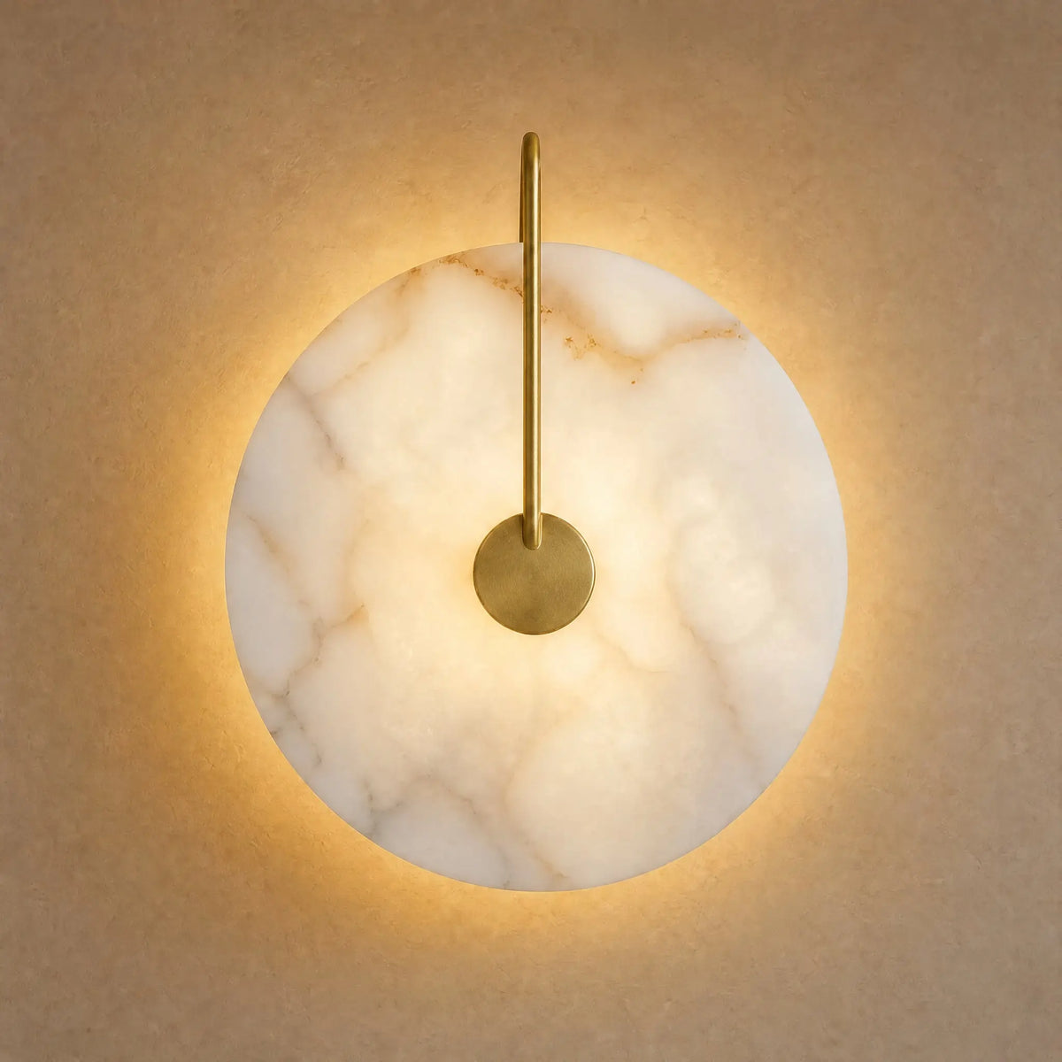 Applique murale salon en marbre naturel, disque Ø 25 cm sur crosse dorée, allumée | Delvanie