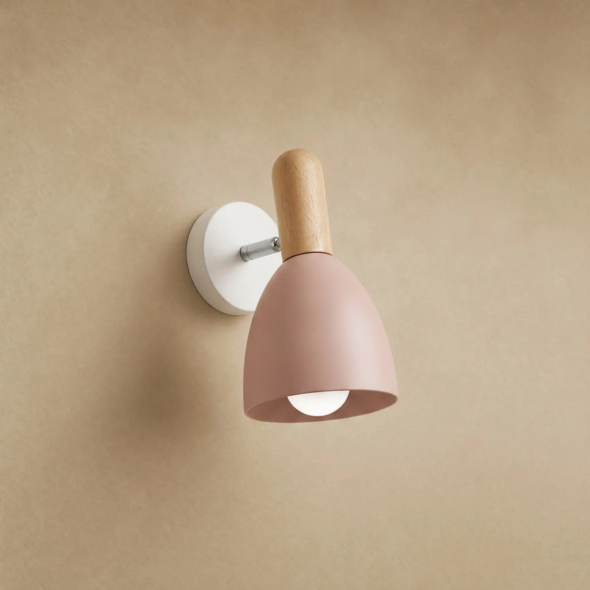 Applique murale scandinave Anveli, abat-jour rose poudré mat et bois clair | Delvanie
