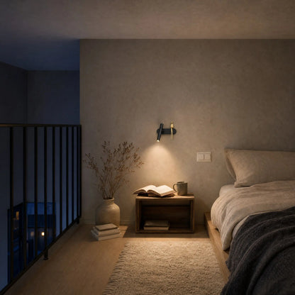 Applique murale spot allumée au-dessus d'un lit en mezzanine au crépuscule