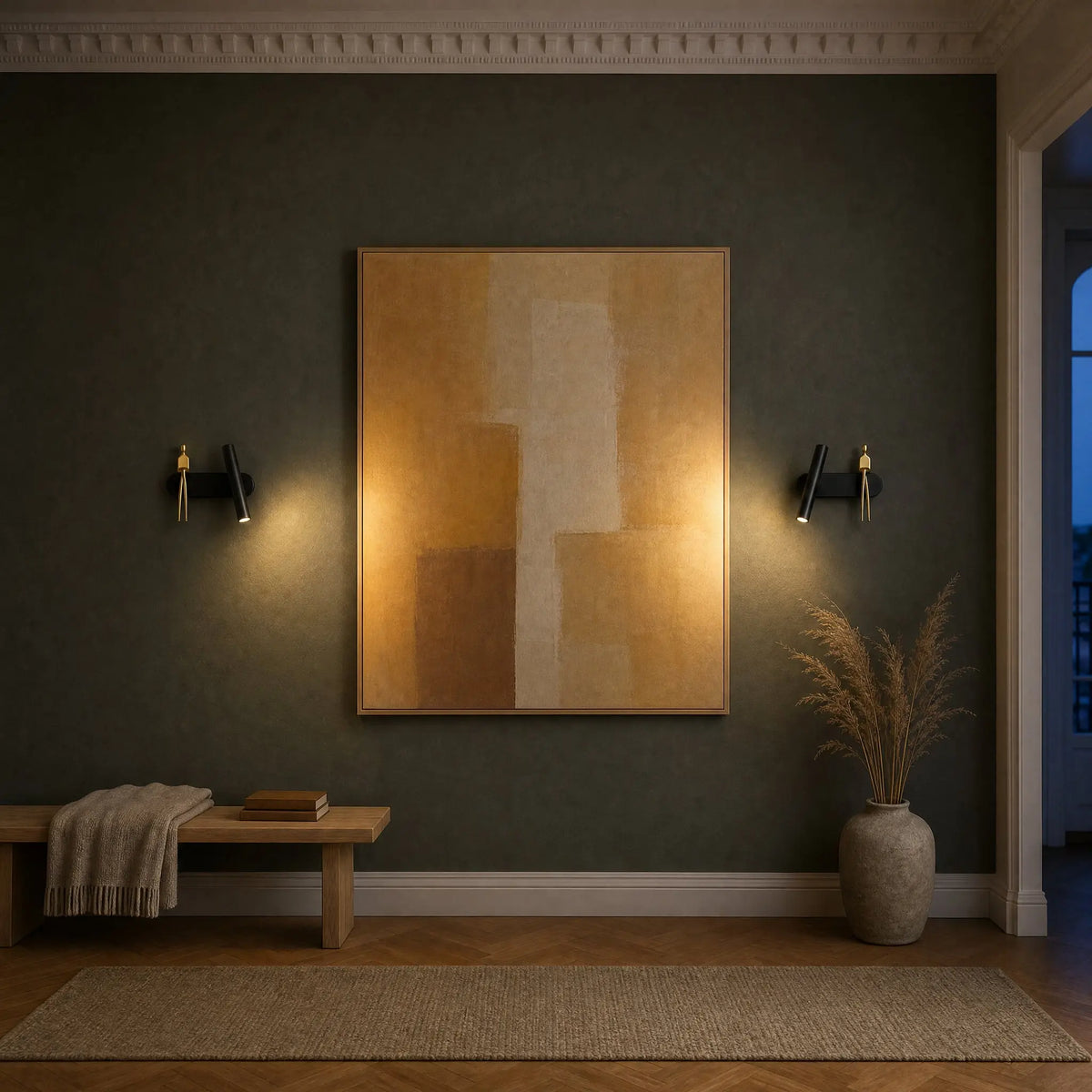 Paire d'appliques murales spot en miroir éclairant un grand tableau dans un couloir