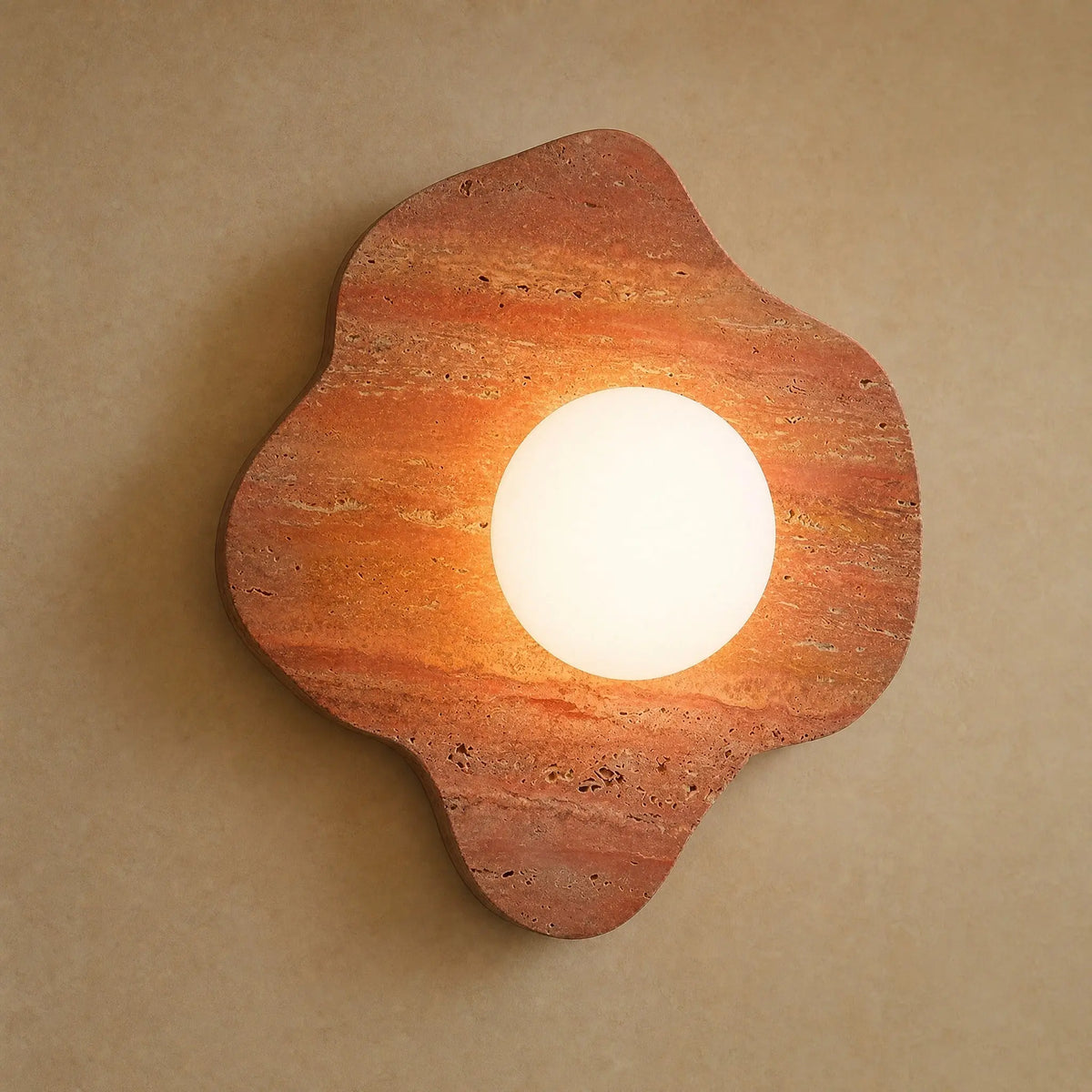 Applique murale terracotta en travertin, format Corolle 29 x 28 cm, globe de verre dépoli allumé