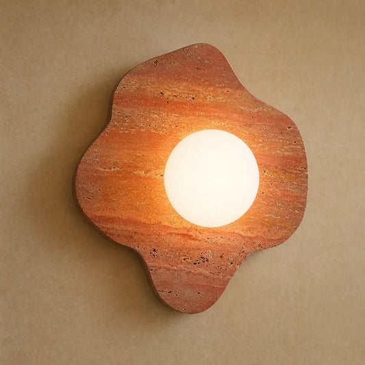 Applique murale terracotta en travertin, format Corolle 29 x 28 cm, globe de verre dépoli allumé