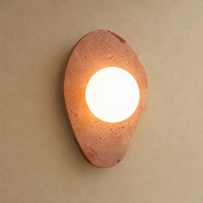 Applique murale terracotta en travertin, format Galet 20 x 30 cm, globe de verre dépoli allumé
