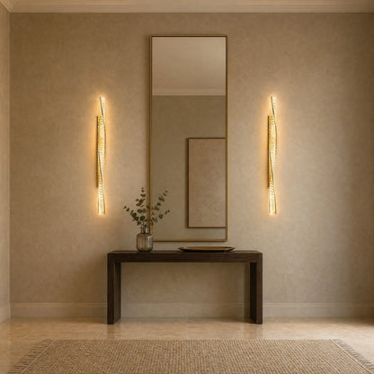 Paire de grandes appliques murales en cristal encadrant un miroir de vestibule | Delvanie