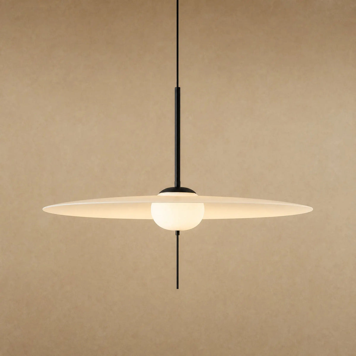 Grande suspension Marlova, aile d'acrylique blanc translucide traversée d'un globe opale, vue de face | Delvanie