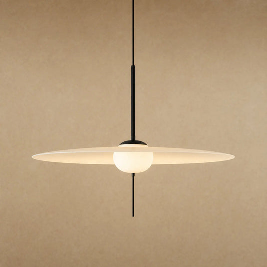Grande suspension Marlova, aile d'acrylique blanc translucide traversée d'un globe opale, vue de face | Delvanie