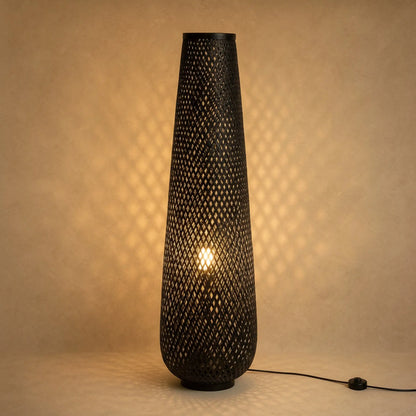 Lampadaire bambou Yanoki finition noire allumé, tressage en résille de losanges | Delvanie