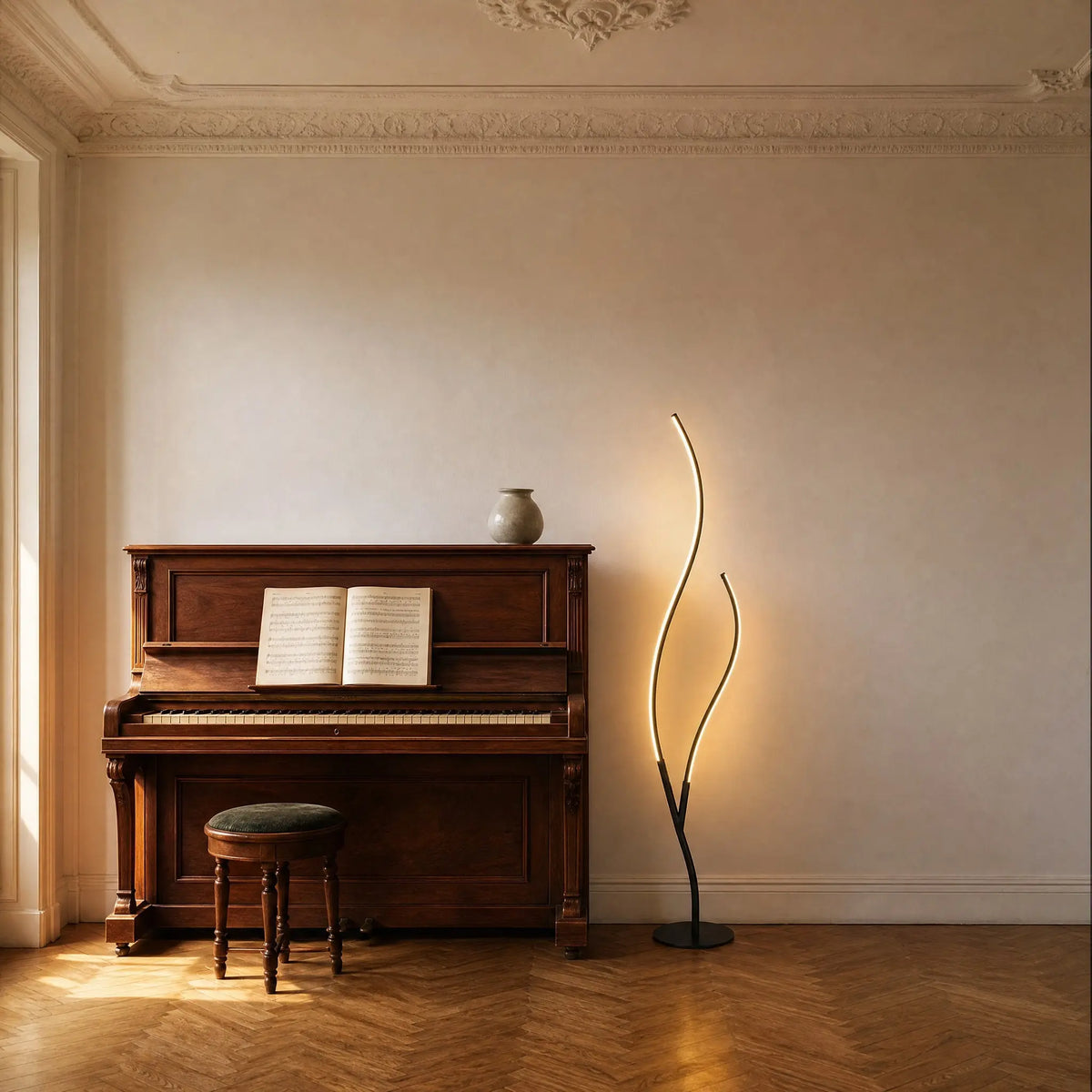 Lampadaire LED Ramillo noir mat à côté d'un piano droit dans un salon haussmannien