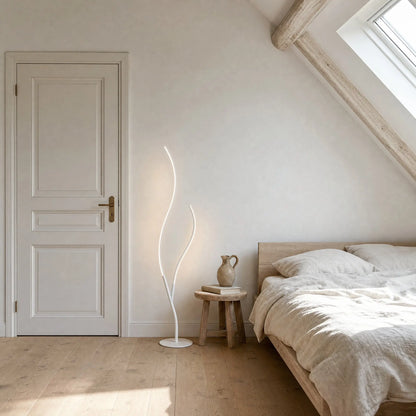 Lampadaire LED Ramillo blanc mat dans une chambre sous combles en plein jour