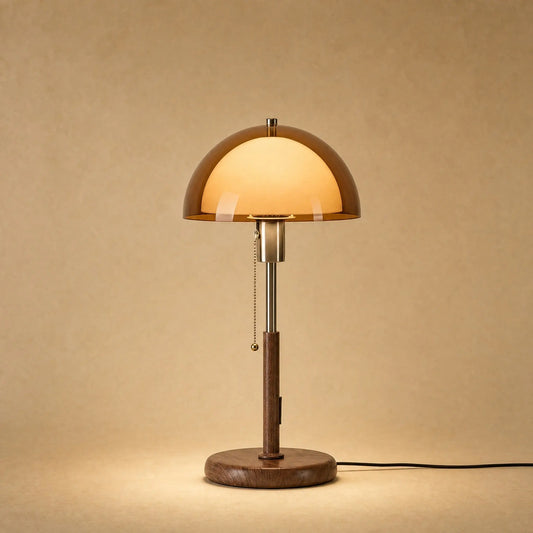 Lampe abat-jour à grande coupole d'ambre allumée, pied de fer à finition noyer | Delvanie