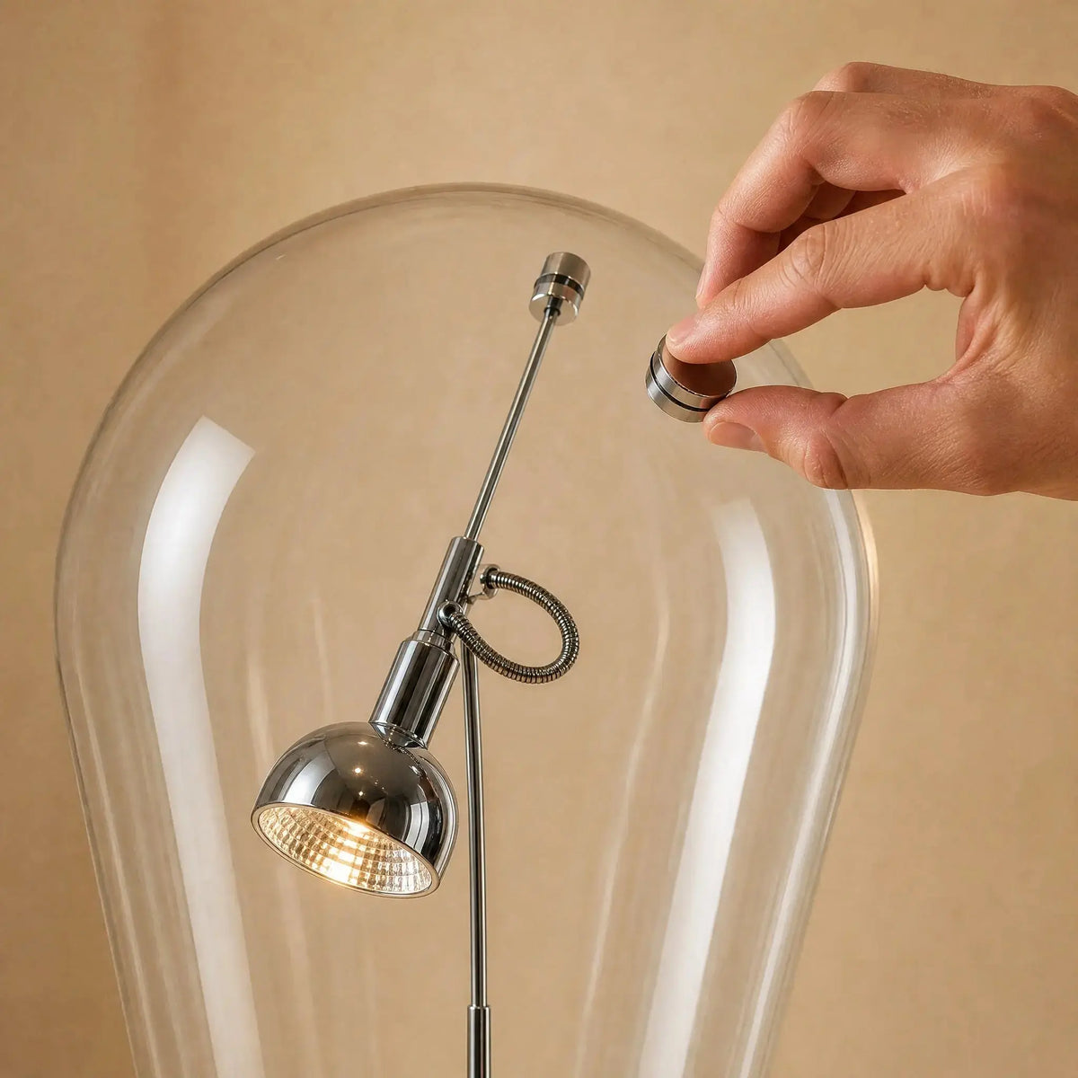 Détail du palet aimanté qui oriente le projecteur à travers le verre