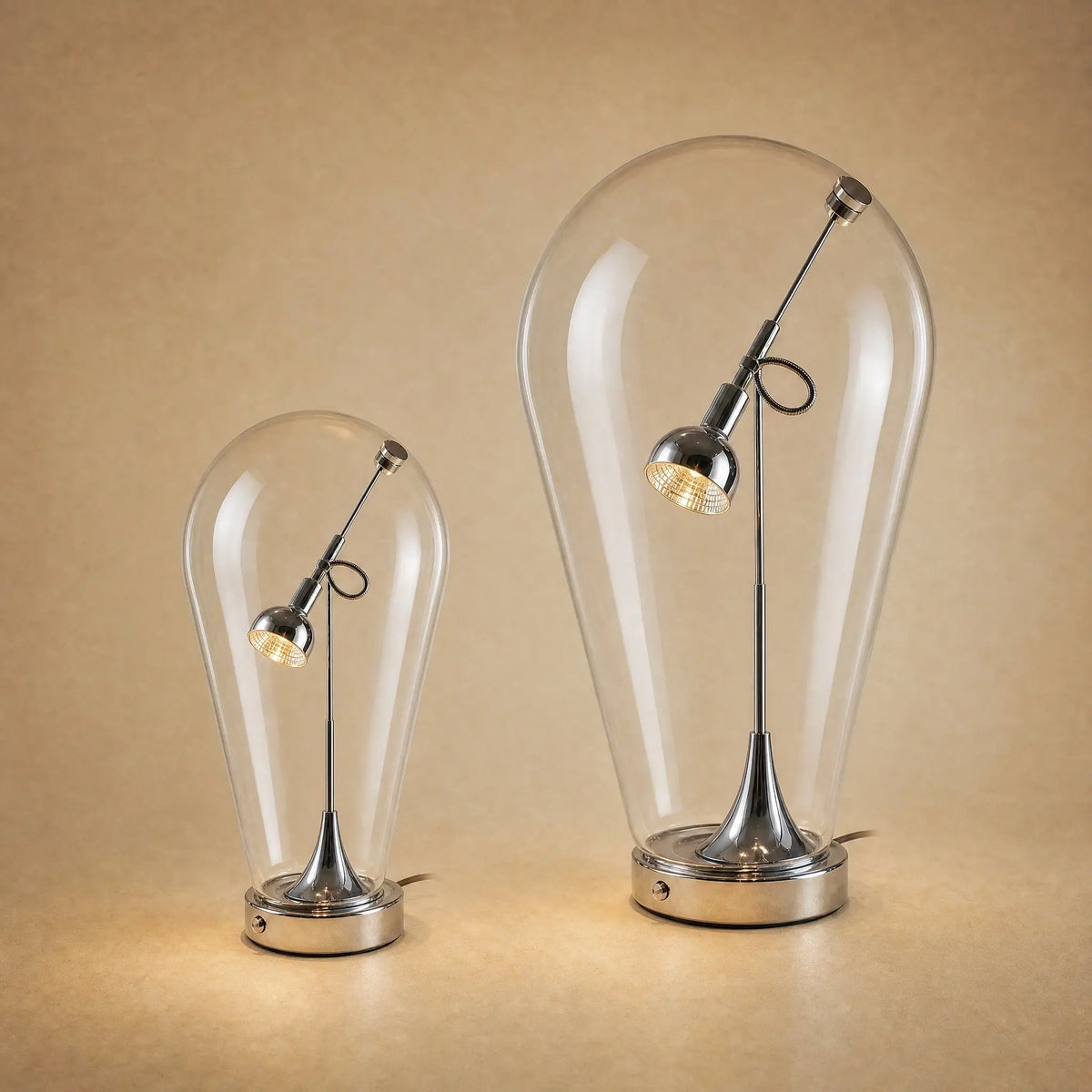 Les deux tailles de la lampe chromée côte à côte, Ø 17 et Ø 25 cm | Delvanie