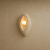 Lampe de chevet murale Sakumi, coque Pétale écrue de 30 x 18 cm allumée | Delvanie
