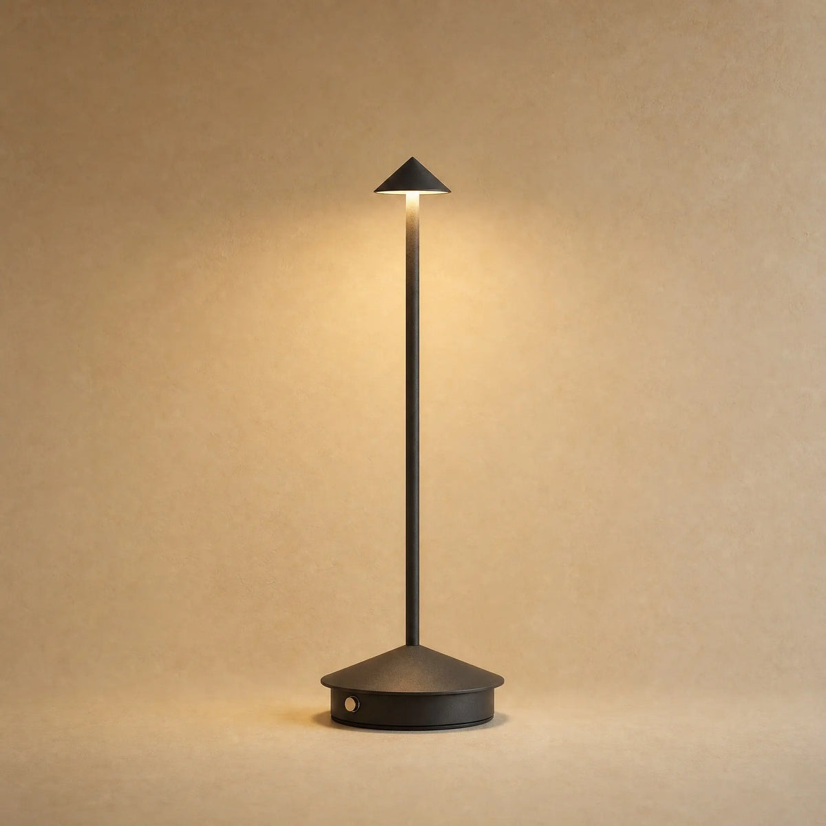 Lampe de table sans fil Yuzano en aluminium noir mat, allumee