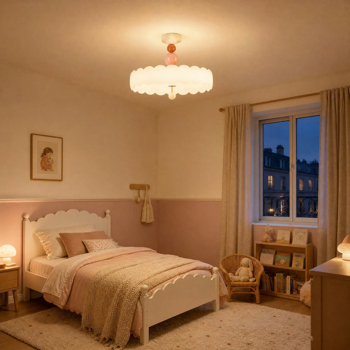 Plafonnier Nuvella allumé dans une chambre d'enfant à murs rosés, le soir, près d'un lit blanc