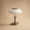 Lampe vintage Milari en verre opalin nervuré, socle et disque en métal doré | Delvanie