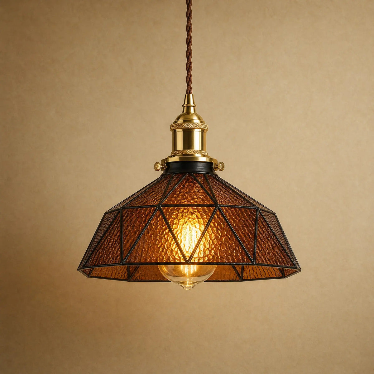 Lampe vitrail Mosaira, coupole facettée en verre cathédrale brun thé sertie de plomb noir