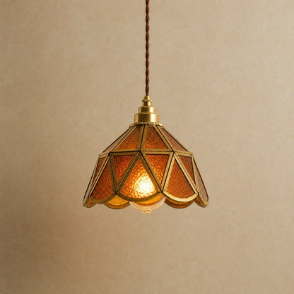 Lampe vitrail Mosaira, corolle en verre ambre sertie de laiton doré à bord festonné