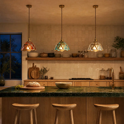 Trois lampes vitrail Mosaira alignées au-dessus d'un îlot de cuisine vert forêt