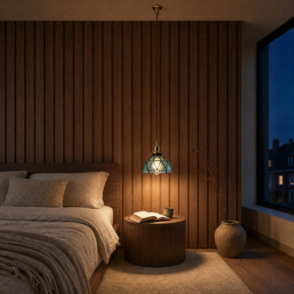 Lampe vitrail Mosaira bleue suspendue au-dessus d'une table de chevet en noyer