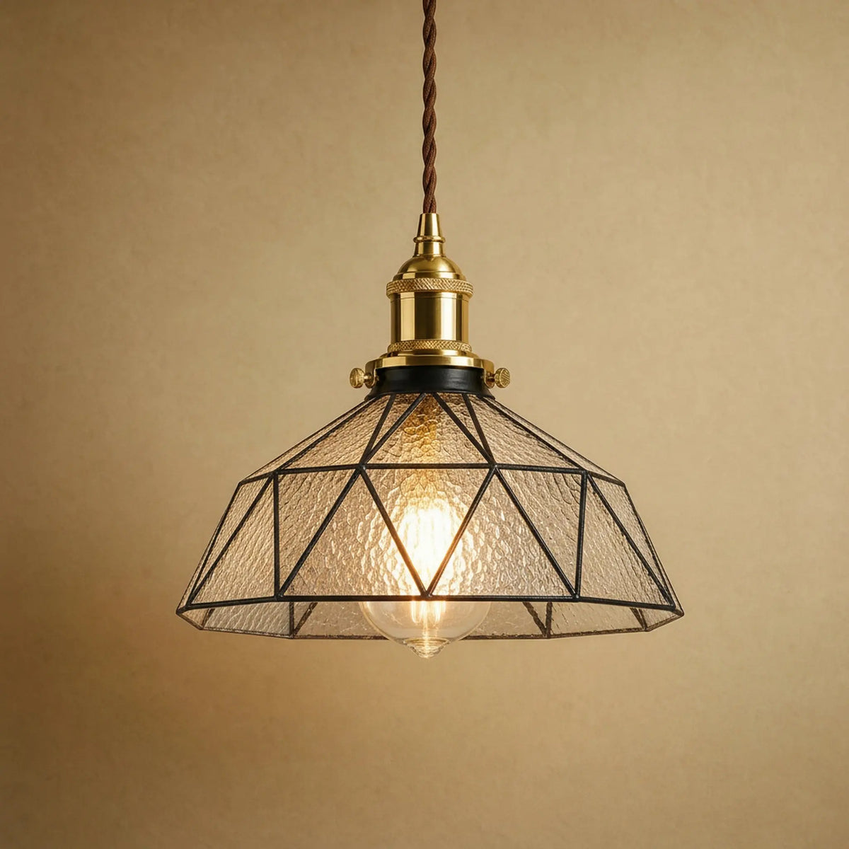 Lampe vitrail Mosaira, coupole facettée en verre transparent texturé et plomb noir