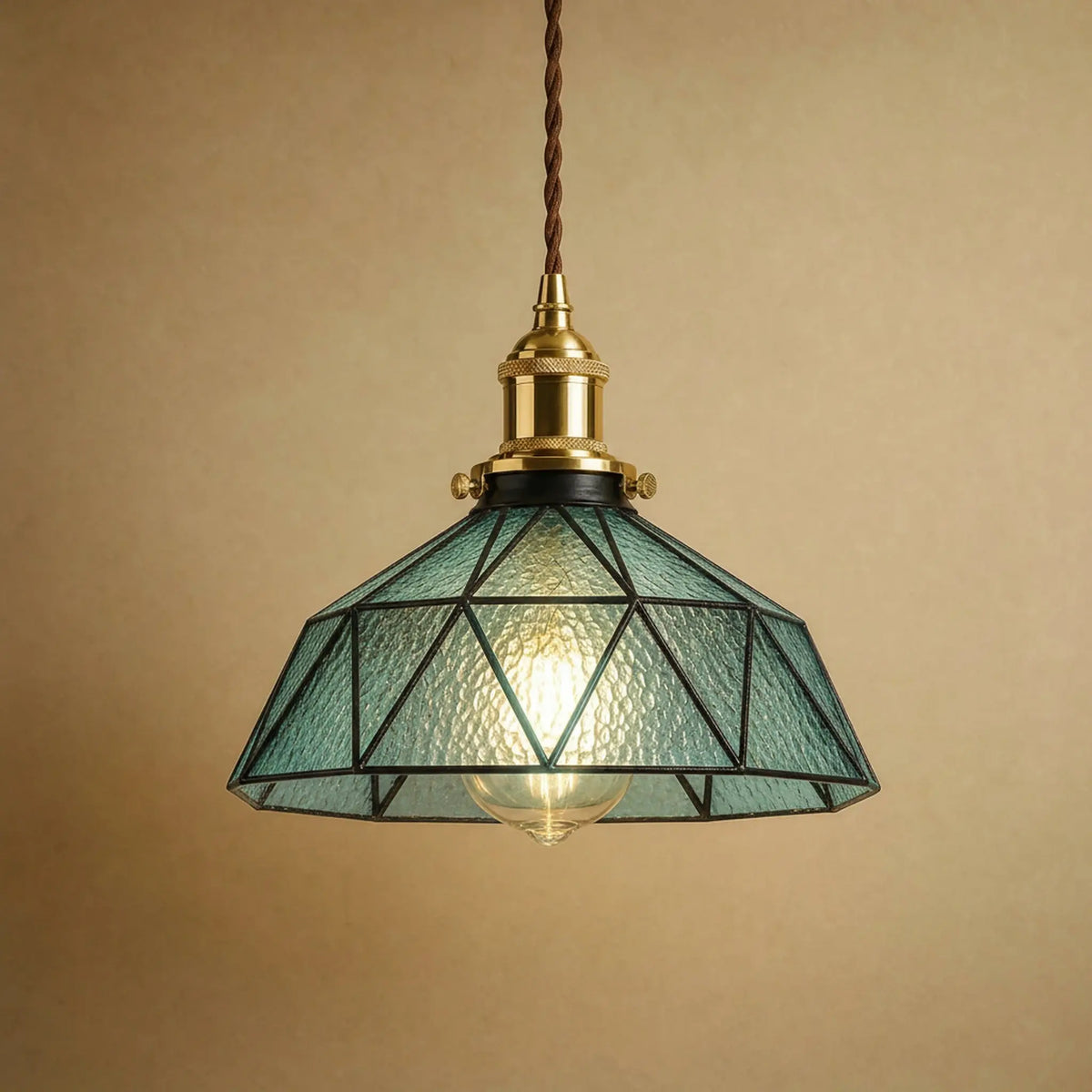 Lampe vitrail Mosaira, coupole facettée en verre bleu vert et plomb noir