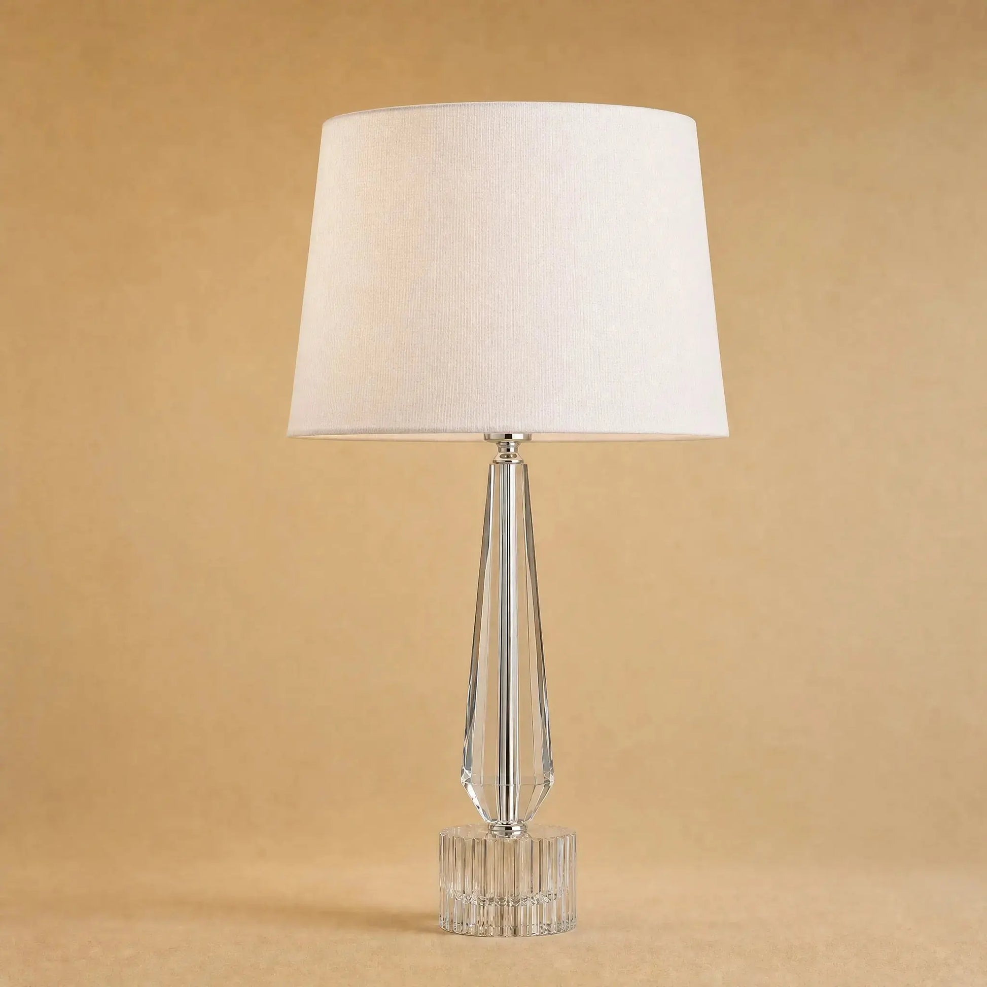 Lampe de chevet cristal Perlanya, fuseau facetté et abat-jour blanc | Delvanie