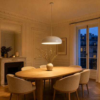 Suspension luminaire Velmora blanche au-dessus d'une table ovale en bois dans une salle à manger haussmannienne