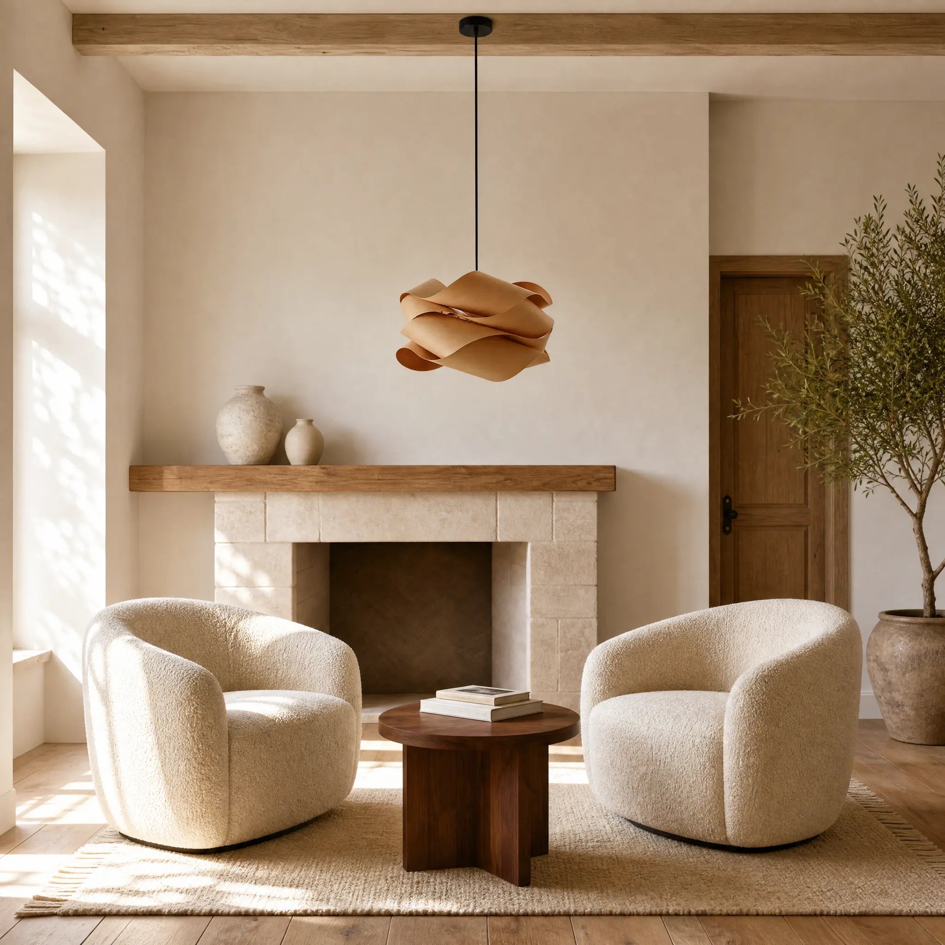 Lustre bois Kumoya au-dessus d'une table d'appoint en noyer devant une cheminée en pierre claire | Delvanie