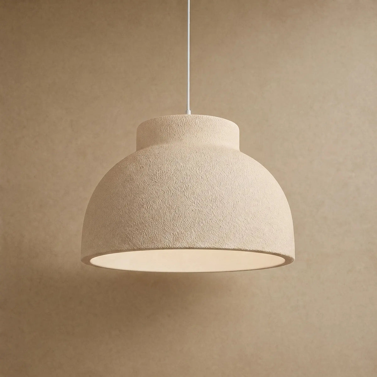 Lustre chambre wabi-sabi Nivoya crème, dôme crépi sculpté à la main