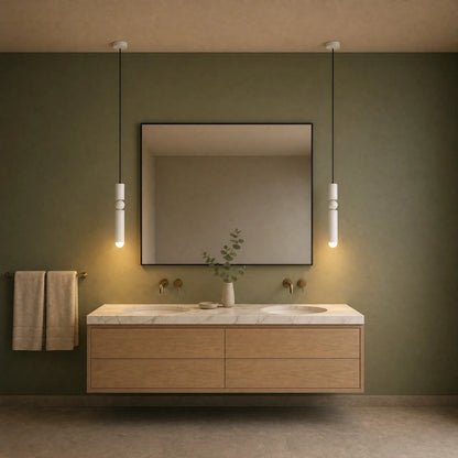 Deux lustres modernes Sumiro blanc mat de part et d'autre d'un miroir de salle de bain