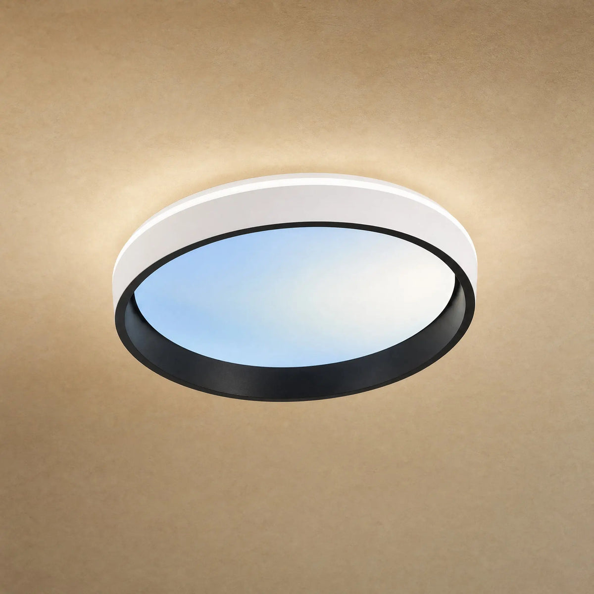 Plafonnier design Azuléa, anneau bicolore et dôme en mode ciel bleu