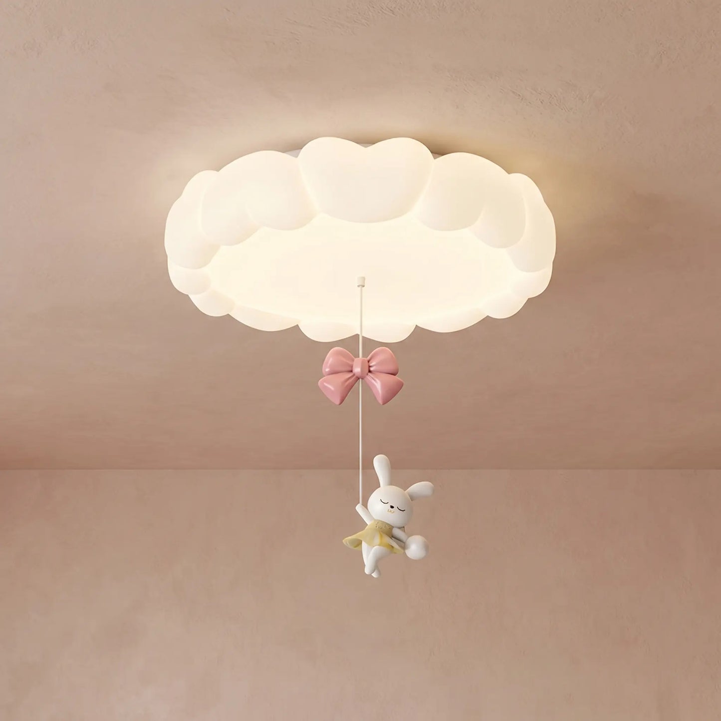 Plafonnier Célyna Nuages et Lapin A, installé au plafond, allumé