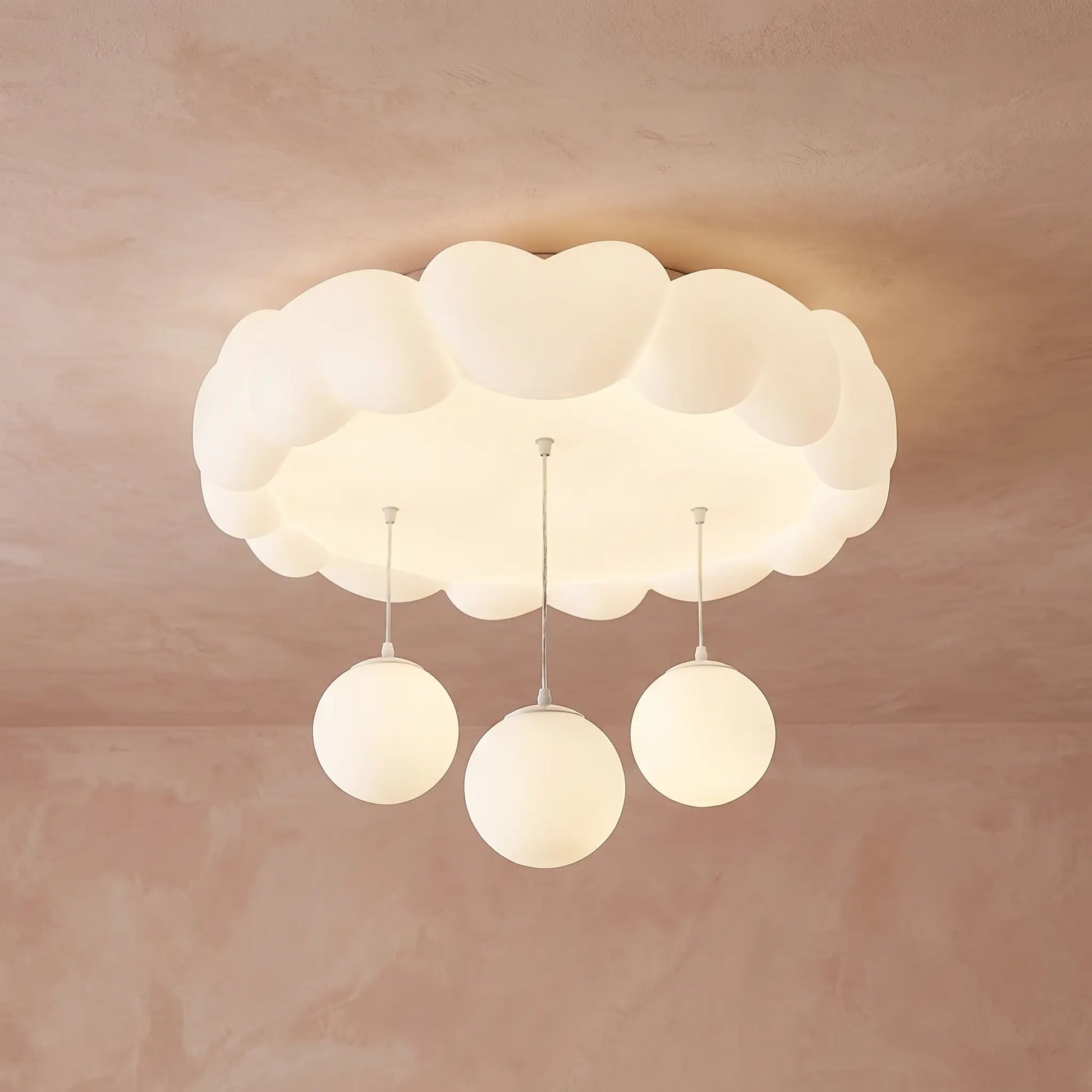 Plafonnier Célyna Nuages et Panda B, installé au plafond, allumé