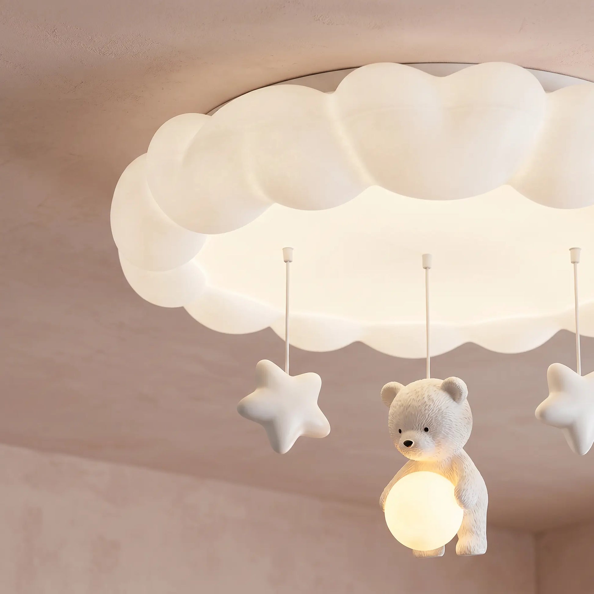 Plafonnier Célyna – détail étoiles pendantes et figurine ours sous le nuage lumineux